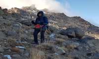 یکی از بانوان معاونت غذا و دارو دانشگاه علوم پزشکی همدان به مناسبت هفته سلامت بانوان در اقدامی به قله الوند صعود کرد.