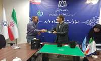 داروسازان نمونه لوح سپاس خود را از معاون غذا و دارو دریافت کردند