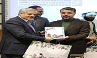 دکتر حبیب الله موسوی بهار در مراسم تجلیل از معاونین با اهدای لوح تقدیر از دکتر ایرج خدادادی تجلیل کرد