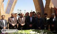 در آغازین روز از هفته دفاع مقدس، رئیس دانشگاه علوم پزشکی ابن‌سینا به همراه جمعی از مدیران، معاونین، مسئولین دانشگاه و روؤسای دانشکده‌ها به منظور تجدید عهد با شهدا و آرمان‌های امام راحل(ره) در جوار مزار شهدای گمنام دانشگاه حضور یافتند.