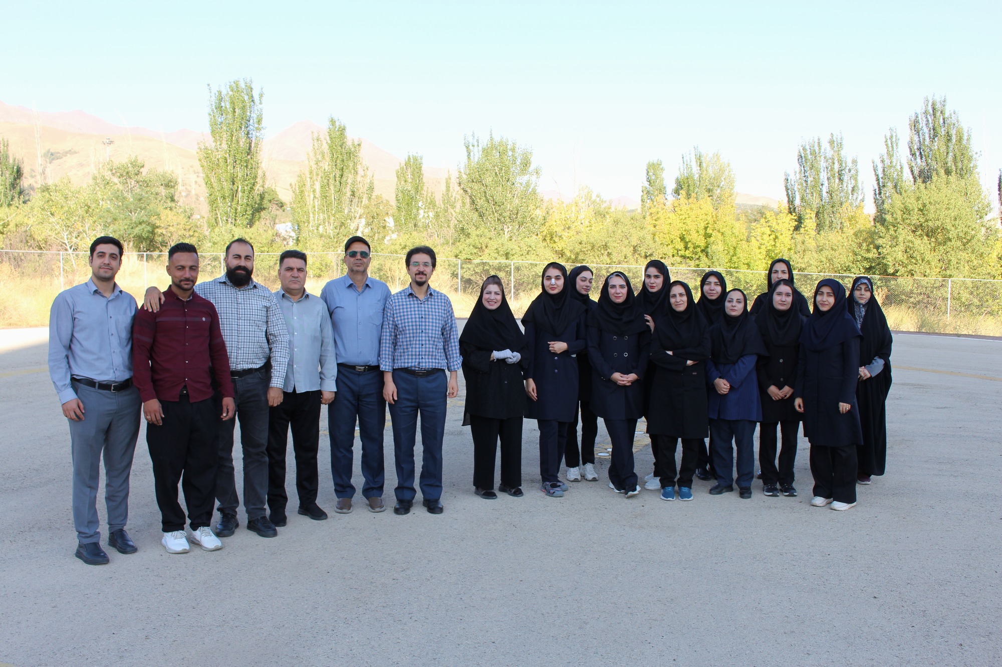 سرپرست معاونت غذا و دارو دانشگاه علوم پزشکی همدان دکتر امیر بهاری فر درراستای سلامت جسم و شادابی روحیه کارکنان در معاونت غذا و دارو برنامه ورزشی آخر هفته ها را فعال کرد.